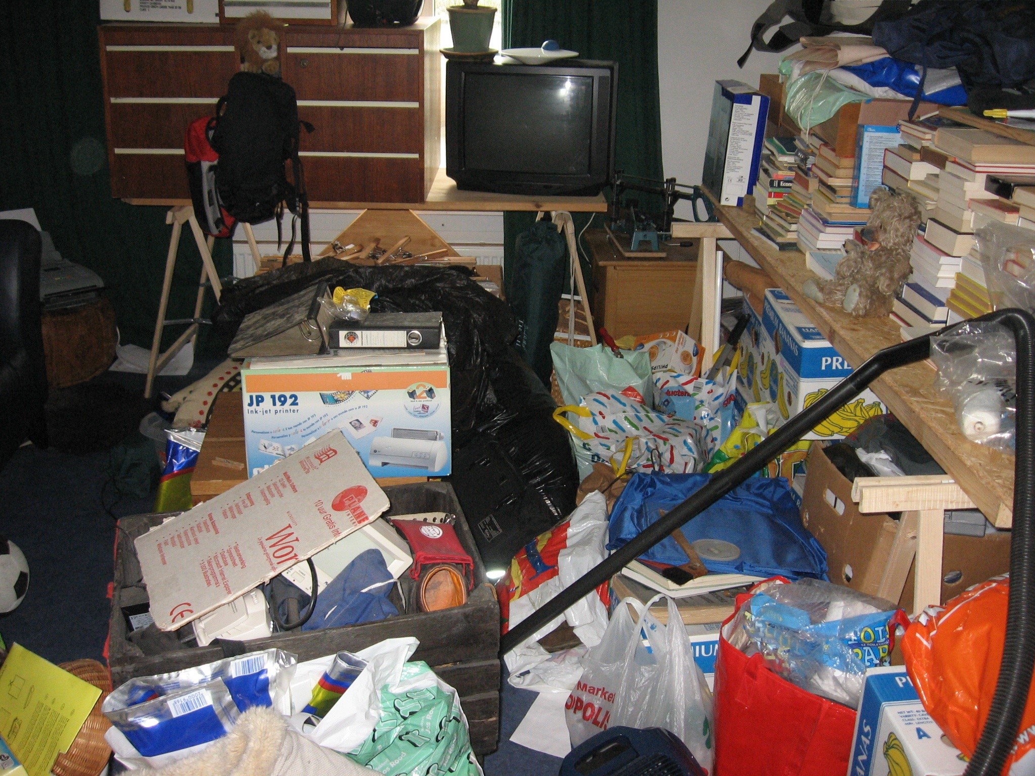 plastic-product-art-chaos-clutter-organizing-933716-pxhere.com.jpg